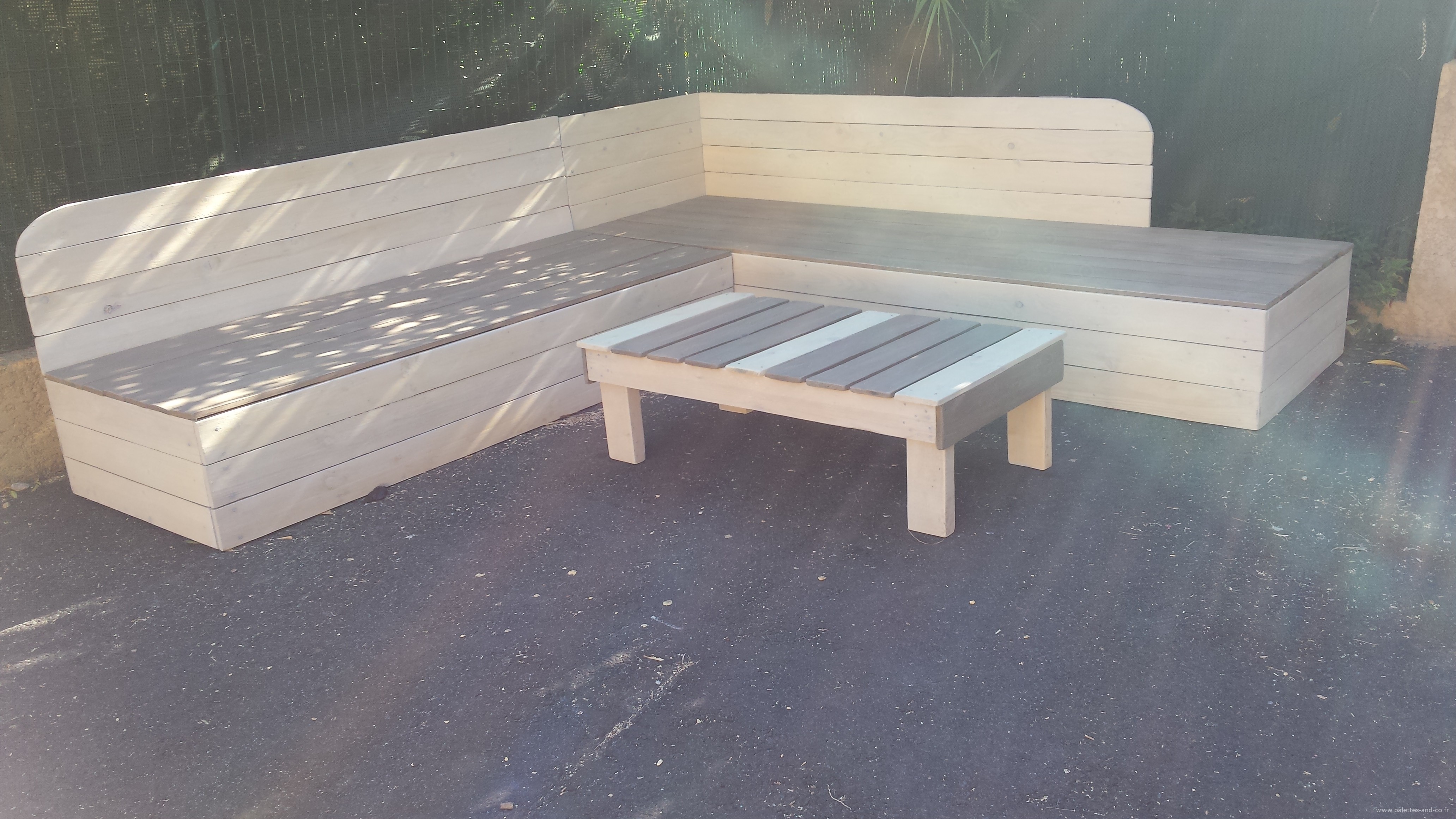 Banquette de jardin en bois de récupération et sa table basse en ...