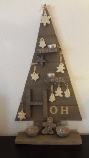 Sapin de Noël en palettes et décoration bougies - Palettes & Co