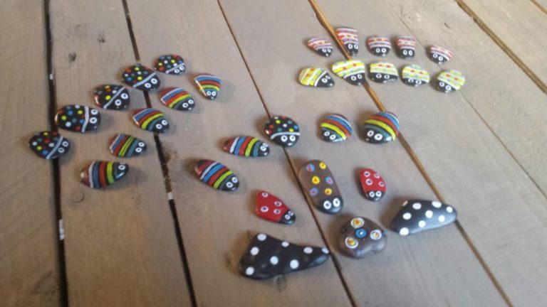 Jeu du morpion coccinelles en bois de palettes et galets de plage peint